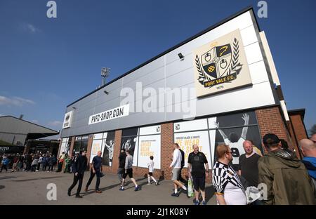 Les fans arrivent avant le match de la Sky Bet League Two au parc Vale, Stoke-on-Trent. Date de la photo: Samedi 26 mars 2022. Banque D'Images