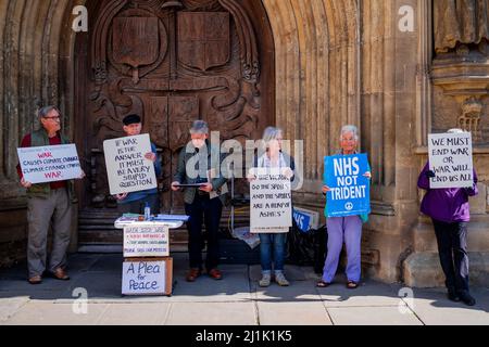 Des manifestants anti-guerre se tiennent devant l'abbaye de Bath, dans la ville britannique de Bath, lors d'une manifestation de solidarité en Ukraine, le dimanche 26 mars 2022 Banque D'Images