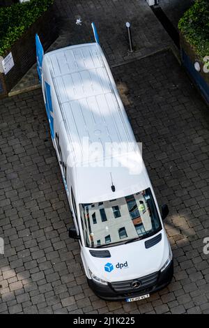 Epsom Surrey Londres, Royaume-Uni, mars 24 2022, DPD local Courier Van livrant des marchandises tiré d'en haut sans personne Banque D'Images