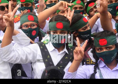 Dhaka, Bangladesh. 26th mars 2022. Les gens se réunissent pour respecter le Monument national de Savar pour célébrer le jour de l'indépendance du Bangladesh à Dhaka, au Bangladesh, le 26 mars 2022 crédit: Mamunur Rashid/Alay Live News Banque D'Images