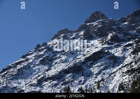 Les flancs de montagne sont encore couverts de neige à la fin de l'hiver à Val Fiscalina Banque D'Images