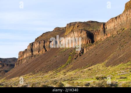 Falaises du Columbia River Basalt Group dans le bassin Columbia de l'État de Washington près de Vantage Banque D'Images