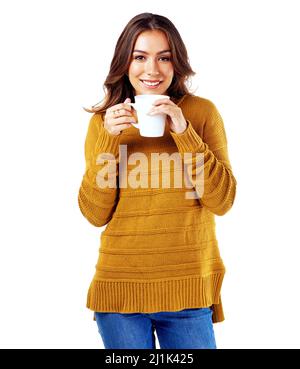 Vous ne pouvez pas dire un café sans sourire. Photo studio d'une femme buvant un café sur fond blanc. Banque D'Images