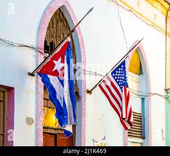 Drapeaux cubains et américains dans la vieille Havane, Cuba Banque D'Images