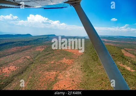 Vue magnifique sur le paysage pittoresque de la Grande Vallée du Rift depuis la fenêtre d'un petit avion de sport survolant la savane kenyane Banque D'Images