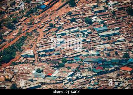 Vue aérienne des huttes en fonte ondulée du quartier de Kibera, dans le centre-ville de Nairobi, Nairobi, Kenya, Afrique de l'est, l'un des plus grands bidonvilles d'Afrique Banque D'Images