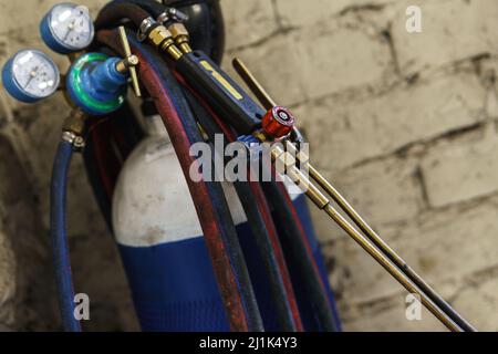 Poste de soudage et de découpe à l'oxy-fuel en atelier Banque D'Images