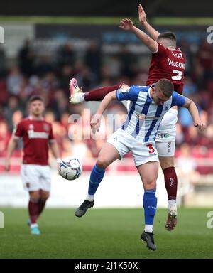 Aaron McGowan de Northampton Town et David Ferguson de Hartlepool United se battent pour le ballon lors du match de la Sky Bet League Two au stade Sixfields, à Northampton. Date de la photo: Samedi 26 mars 2022. Banque D'Images