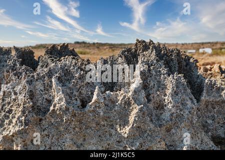 Paysage côtier rocheux d'été. Ayia Napa, Chypre. Banque D'Images