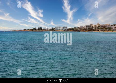 Protaras Resort paysage marin avec plages et hôtels de luxe, île de Chypre. Banque D'Images