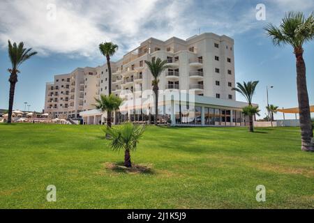 Pelouse verte en face de l'hôtel de luxe à Protaras, Chypre. Banque D'Images
