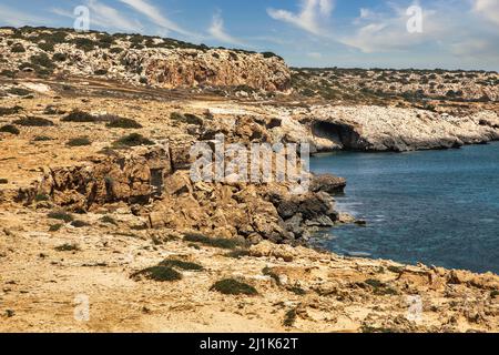 Parc de la péninsule du Cap Greco, Chypre. C'est une péninsule montagneuse avec un parc national, des chemins de rochers, un lagon turquoise et un pont en pierre naturelle Banque D'Images