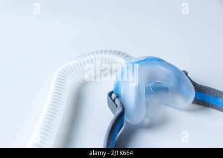 Le masque CPAP contre l'apnée obstructive du sommeil aide les patients à utiliser un masque respiratoire clip de harnais pour le nez et la gorge pour les médicaments respiratoires avec appareil cpap Banque D'Images