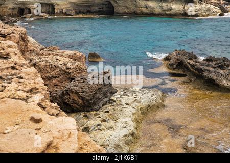 Ayia Napa station d'été côte rocheuse vue sur le front de mer avec les célèbres grottes, Chypre. Banque D'Images