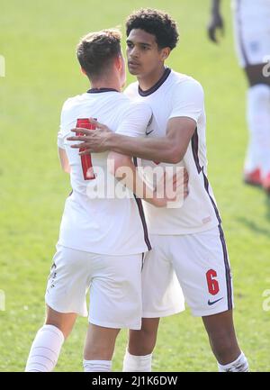 L'équipe anglaise de Jerrell Quansah célèbre le troisième but du match de qualification 3 du championnat européen des moins de 19 ans de l'UEFA 2022 au stade de New York, Rotherham. Date de la photo: Samedi 26 mars 2022. Banque D'Images