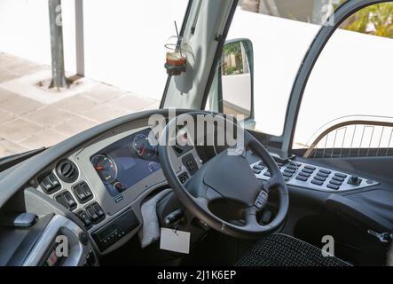 bus vide, fermeture du siège conducteur Banque D'Images