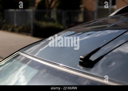 Toit de voiture avec beaucoup de dommages de grêle bosselures montrent les forces de la nature et l'importance de l'assurance de voiture et une assurance de valeur de remplacement contre la tempête Banque D'Images