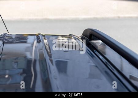 Toit de voiture avec beaucoup de dommages de grêle bosselures montrent les forces de la nature et l'importance de l'assurance de voiture et une assurance de valeur de remplacement contre la tempête Banque D'Images