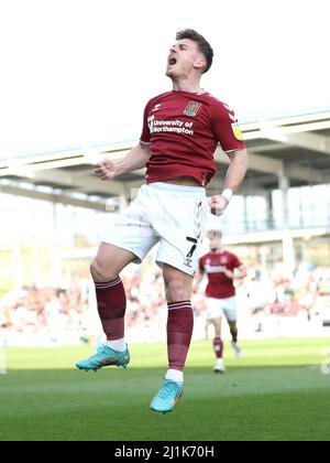 Sam Hoskins, de Northampton Town, célèbre le premier but de son équipe lors du match de la Sky Bet League 2 au Sixfields Stadium, Northampton. Date de la photo: Samedi 26 mars 2022. Banque D'Images