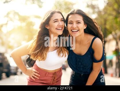 Vivez, aimez et riez avec votre meilleur ami. Portrait de deux meilleures amies de sexe féminin qui passent la journée ensemble en ville. Banque D'Images