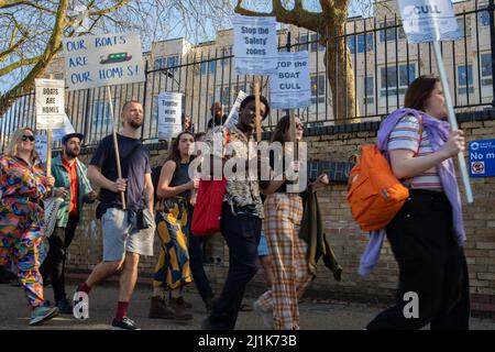 Londres, Angleterre, Royaume-Uni 26 mars 2022 Boats are Homes protestent contre le coupable des espaces amarre du centre de Londres. Les manifestants marchent du parc Regents à Little Venice portant des plaques indiquant que les bateaux sont des maisons car environ 500 espaces permanents le matin risquent d'être perdus, poussant encore plus ceux qui ne vivent pas de la vie conventionnelle hors de la ville. Banque D'Images