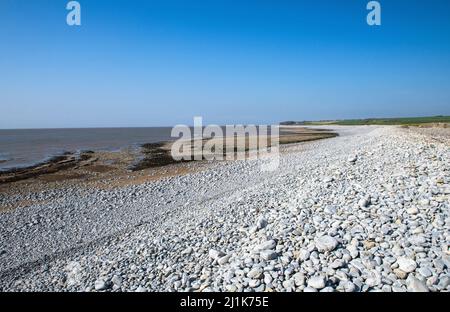 Une vue sur la plage à Aberthaw (également connue sous le nom de Limpert Bay) en regardant vers l'ouest lors d'une journée lumineuse et ensoleillée en mars Banque D'Images