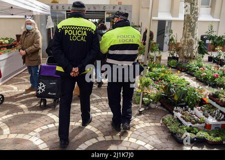 Vendrell, Espagne. 5th janvier 2022. Des agents de la police locale de Vendrell patrouillent le marché de la rue. Avec la ''police de quartier'', l'unité de police locale de Vendrell empêche les vols et garantit la sécurité des personnes pendant le marché de rue qui a lieu tous les vendredis de chaque mois dans les rues proches de la zone commerciale de la ville de Vendrell à Tarragone Espagne. (Image de crédit : © Ramon Costa/SOPA Images via ZUMA Press Wire) Banque D'Images