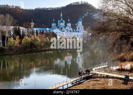 SVYATOGORSK, UKRAINE - 30 OCTOBRE 2021 : il s'agit des bâtiments religieux et des églises de la Lavra de Svyatogorsk dans la soirée d'automne. Banque D'Images