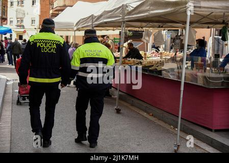 Vendrell, Espagne. 5th janvier 2022. Des agents de la police locale de Vendrell patrouillent le marché de la rue. Avec la ''police de quartier'', l'unité de police locale de Vendrell empêche les vols et garantit la sécurité des personnes pendant le marché de rue qui a lieu tous les vendredis de chaque mois dans les rues proches de la zone commerciale de la ville de Vendrell à Tarragone Espagne. (Image de crédit : © Ramon Costa/SOPA Images via ZUMA Press Wire) Banque D'Images