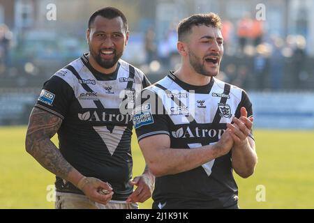 Featherstone, Royaume-Uni. 26th mars 2022. Jake Connor #1 de Hull FC célèbre la victoire sur Sheffield Eagles avec la coéquipier Ligi Sao après le match à Featherstone, Royaume-Uni, le 3/26/2022. (Photo de James Heaton/News Images/Sipa USA) crédit: SIPA USA/Alay Live News Banque D'Images