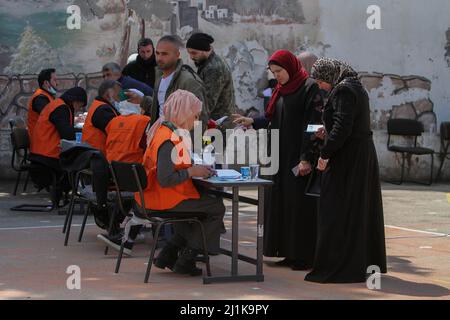 Naplouse, Palestine. 26th mars 2022. Les Palestiniens s'inscrivent pour voter aux élections locales à Naplouse, à l'est de la ville de Naplouse, en Cisjordanie, et le scrutin a commencé dans les villes et les villes occupées de Cisjordanie le 26 mars. Un exercice démocratique rare après dix ans et demi de retard dans les élections palestiniennes. Il s'agit de la deuxième phase des élections municipales après le premier tour de scrutin en décembre dans 154 villages de Cisjordanie. (Photo de Nasser Ishtayeh/SOPA Images/Sipa USA) crédit: SIPA USA/Alay Live News Banque D'Images