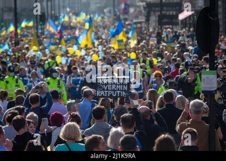 Londres, Royaume-Uni. 26th mars 2022. Des dizaines de milliers de personnes ont défilé dans le centre de Londres dans « Londres se dresse avec l'Ukraine », une marche organisée par le maire Sadiq Khan. Crédit : ZUMA Press, Inc./Alay Live News Banque D'Images