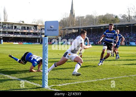 Solde Rohan Janse van Rensburg (au centre) de Sharks passe Wvolonté Muir de Bath (à gauche) pour marquer la troisième tentative du match de son côté lors du match Gallagher Premiership au terrain de loisirs de Bath. Date de la photo: Samedi 26 mars 2022. Banque D'Images