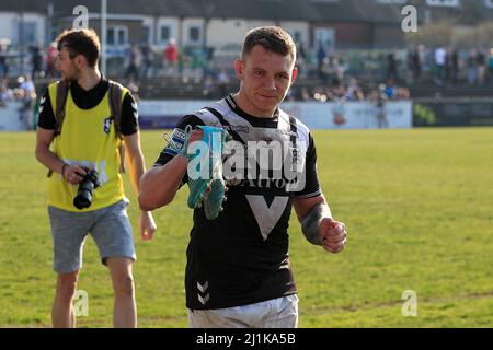 Featherstone, Royaume-Uni. 26th mars 2022. Jordan Lane #13 de Hull FC célèbre la victoire après le match avec les supporters en voyage à Featherstone, Royaume-Uni le 3/26/2022. (Photo de James Heaton/News Images/Sipa USA) crédit: SIPA USA/Alay Live News Banque D'Images