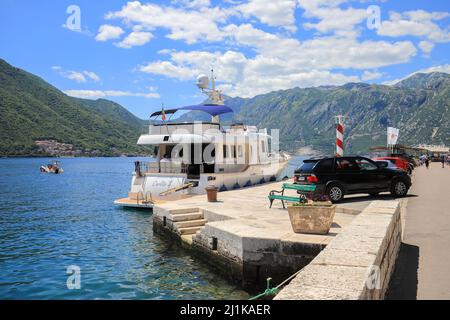 Kotor, Monténégro - 15 juillet, 2021 : yacht blanc de luxe amarré dans le port de Perast, Monténégro Banque D'Images