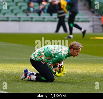 26th mars 2022 ; Aviva Stadium, Dublin, Irlande ; International football friendly, République d'Irlande contre Belgique; gardien de la République d'Irlande Caoimhin Kelleher pendant l'échauffement Banque D'Images