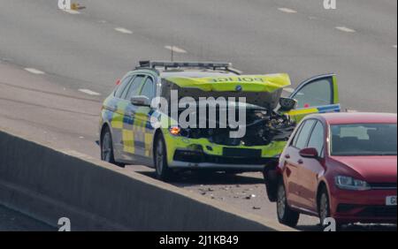 La police fait appel de témoins à la suite d'une collision de cinq voitures sur le M23 près de Patcham, juste après 11 h 05am le samedi (26 mars). Les officiers ont répondu à un choc de reconnaissance automatique de plaque d'immatriculation (ANPR) sur une Audi noire qui circulait à une vitesse excessive vers le nord sur le M23. Cela a entraîné une collision de cinq voitures sur l'autoroute, y compris deux voitures de police qui ne faisaient pas partie de la poursuite. Trois personnes, dont deux policiers, ont subi des blessures à la suite de la collision. La jonction 9 du M23 reste fermée. Il n'est pas encore clair quand la route s'ouvrira à nouveau et se mettra en route Banque D'Images