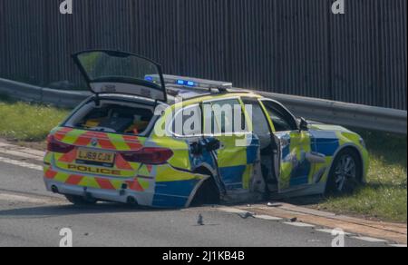 La police fait appel de témoins à la suite d'une collision de cinq voitures sur le M23 près de Patcham, juste après 11 h 05am le samedi (26 mars). Les officiers ont répondu à un choc de reconnaissance automatique de plaque d'immatriculation (ANPR) sur une Audi noire qui circulait à une vitesse excessive vers le nord sur le M23. Cela a entraîné une collision de cinq voitures sur l'autoroute, y compris deux voitures de police qui ne faisaient pas partie de la poursuite. Trois personnes, dont deux policiers, ont subi des blessures à la suite de la collision. La jonction 9 du M23 reste fermée. Il n'est pas encore clair quand la route s'ouvrira à nouveau et se mettra en route Banque D'Images