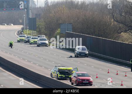 La police fait appel de témoins à la suite d'une collision de cinq voitures sur le M23 près de Patcham, juste après 11 h 05am le samedi (26 mars). Les officiers ont répondu à un choc de reconnaissance automatique de plaque d'immatriculation (ANPR) sur une Audi noire qui circulait à une vitesse excessive vers le nord sur le M23. Cela a entraîné une collision de cinq voitures sur l'autoroute, y compris deux voitures de police qui ne faisaient pas partie de la poursuite. Trois personnes, dont deux policiers, ont subi des blessures à la suite de la collision. La jonction 9 du M23 reste fermée. Il n'est pas encore clair quand la route s'ouvrira à nouveau et se mettra en route Banque D'Images