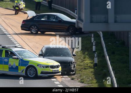 La police fait appel de témoins à la suite d'une collision de cinq voitures sur le M23 près de Patcham, juste après 11 h 05am le samedi (26 mars). Les officiers ont répondu à un choc de reconnaissance automatique de plaque d'immatriculation (ANPR) sur une Audi noire qui circulait à une vitesse excessive vers le nord sur le M23. Cela a entraîné une collision de cinq voitures sur l'autoroute, y compris deux voitures de police qui ne faisaient pas partie de la poursuite. Trois personnes, dont deux policiers, ont subi des blessures à la suite de la collision. La jonction 9 du M23 reste fermée. Il n'est pas encore clair quand la route s'ouvrira à nouveau et se mettra en route Banque D'Images