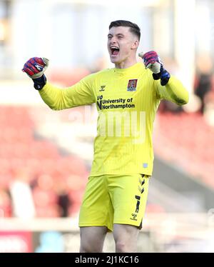 Liam Roberts, gardien de but de la ville de Northampton, célèbre la victoire après le coup de sifflet final lors du match de la Sky Bet League Two au stade Sixfields, à Northampton. Date de la photo: Samedi 26 mars 2022. Banque D'Images