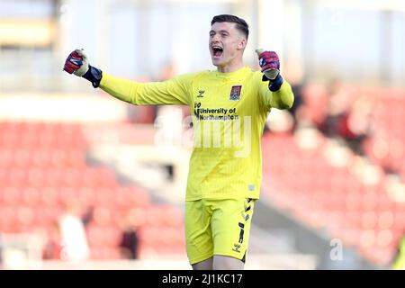 Liam Roberts, gardien de but de la ville de Northampton, célèbre la victoire après le coup de sifflet final lors du match de la Sky Bet League Two au stade Sixfields, à Northampton. Date de la photo: Samedi 26 mars 2022. Banque D'Images