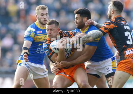 Leeds, Royaume-Uni. 26th mars 2022. Headingley Stadium, Leeds, West Yorkshire, 26 mars 2022. Betfred Challenge Cup Leeds Rhinos et Castleford Tigers. Greg Eden de Castleford Tigers affronté par Jarrod OÕConnor et Rhyse Martin de Leeds Rhinos crédit: Touchlinepics/Alay Live News Banque D'Images