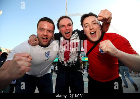 Les fans d'Angleterre à l'extérieur du stade avant le match international de la Société Alzheimer au stade Wembley, Londres. Date de la photo: Samedi 26 mars 2022. Banque D'Images