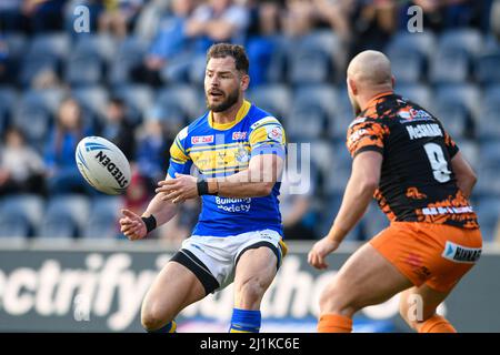 Leeds, Royaume-Uni. 26th mars 2022. Aidan Sezer #7 de Leeds Rhinos passe la balle à Leeds, Royaume-Uni le 3/26/2022. (Photo de Simon Whitehead/News Images/Sipa USA) crédit: SIPA USA/Alay Live News Banque D'Images