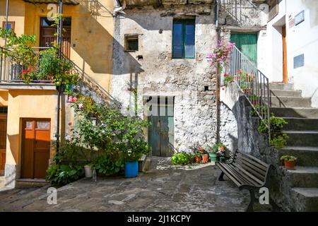 Les anciens bâtiments le long d'une ruelle étroite dans le centre historique de Castelsaraceno, région de Basilicate, Italie Banque D'Images