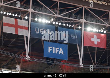 Les drapeaux des deux nations concurrentes pendent du toit du stade avant le match international de la Société Alzheimer au stade Wembley, à Londres. Date de la photo: Samedi 26 mars 2022. Banque D'Images