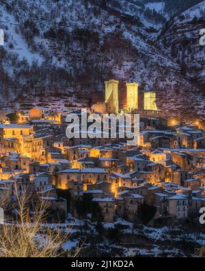 Vue panoramique de Pacentro couverte de neige au coucher du soleil en hiver.Abruzzes, Italie. Banque D'Images