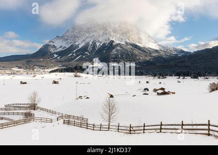 Le massif du Wetterstein avec le Zugspitze au-dessus du bassin enneigé d'Ehrwald au soleil du matin en hiver, Tyrol, Autriche Banque D'Images