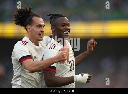 Michy Batshuayi (à droite), en Belgique, célèbre le premier but de son équipe lors du match international au stade Aviva, à Dublin. Date de la photo: Samedi 26 mars 2022. Banque D'Images